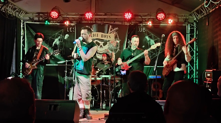 La photo représente le groupe 'Nice Boys' en concert, sur scène, aux Triplettes Social Club d'Ambérieu-en-Bugey, le vendredi 11 avril 2026